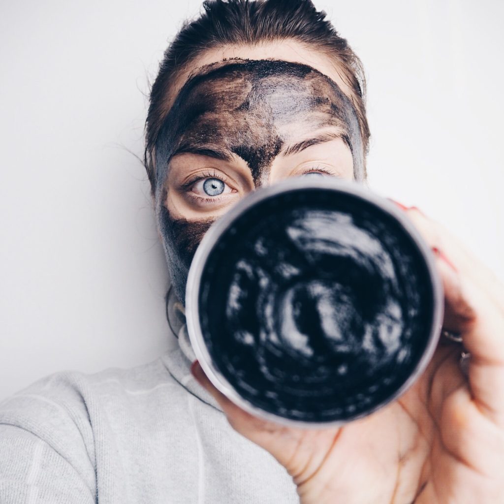 Peterthomasruth ansigtsmaske med kul der renser i dybden uden at udtørre huden flot hud maske mod acne