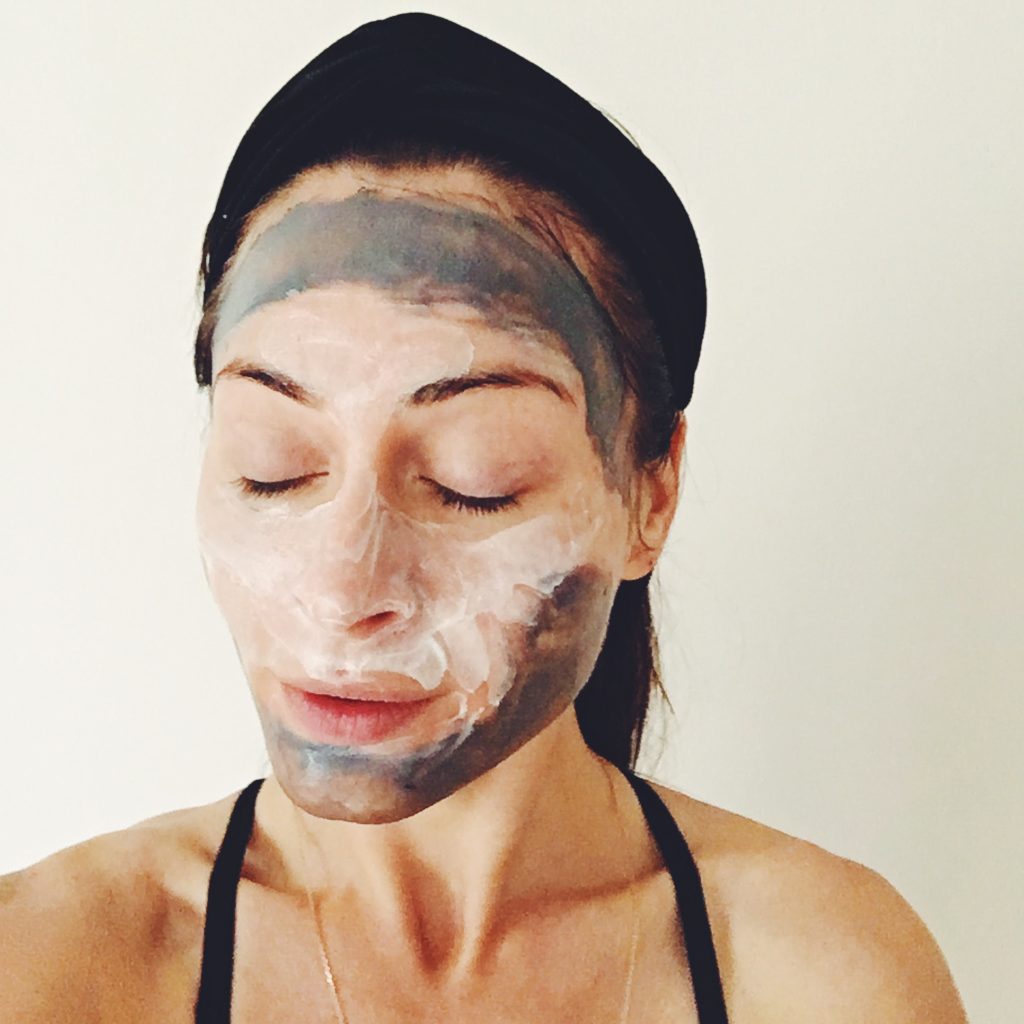 Peterthomasruth ansigtsmaske med kul der renser i dybden uden at udtørre huden flot hud maske mod acne